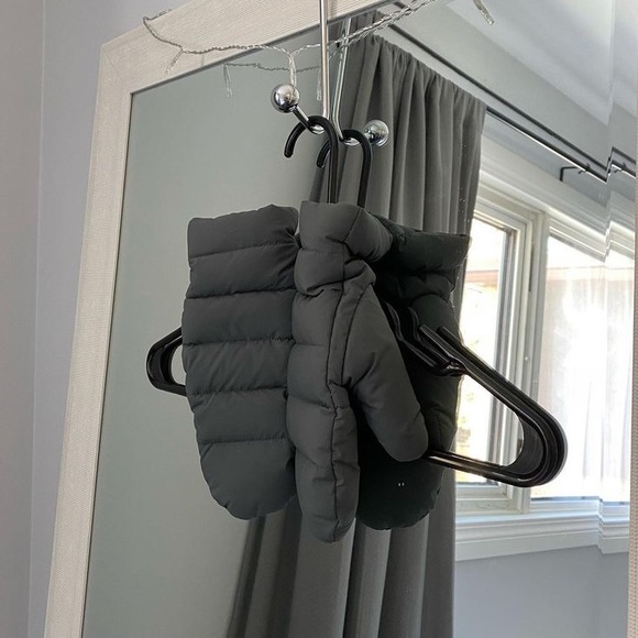 Aritzia Accessories - Super Puff mitts